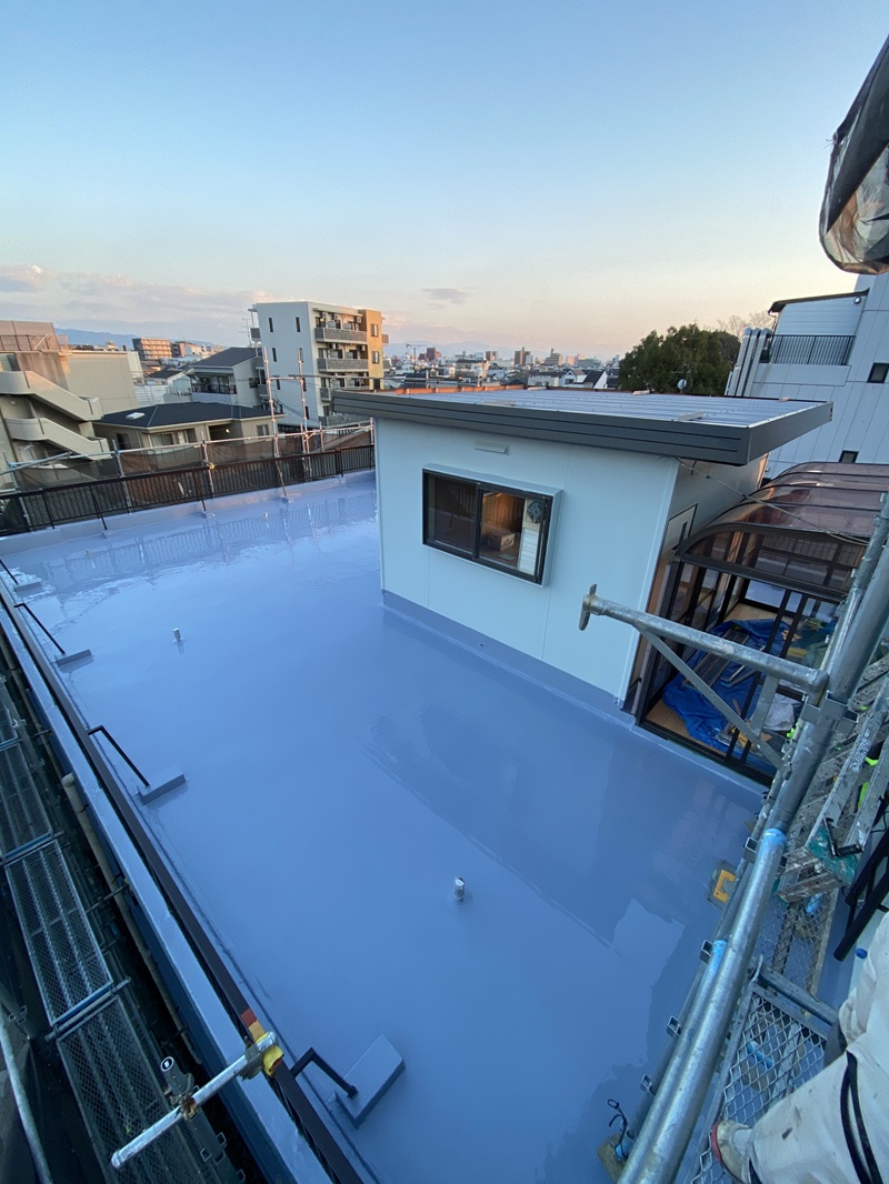 部屋に雨漏りが発生してましたので、脱気筒取付て通気緩衝ウレタン塗膜防水工事をさせて頂きました。既存床と防水層の間に緩衝シ－トをいれておりますので、防水の浮き、割れを防ぎます。